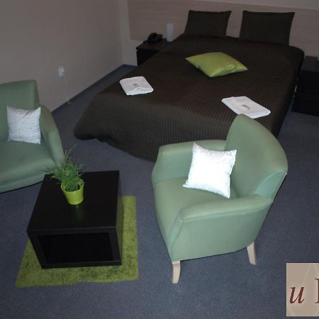 Hotel U Lva Билина Экстерьер фото