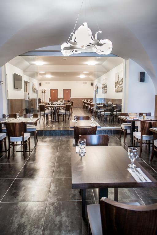 Hotel U Lva Билина Экстерьер фото